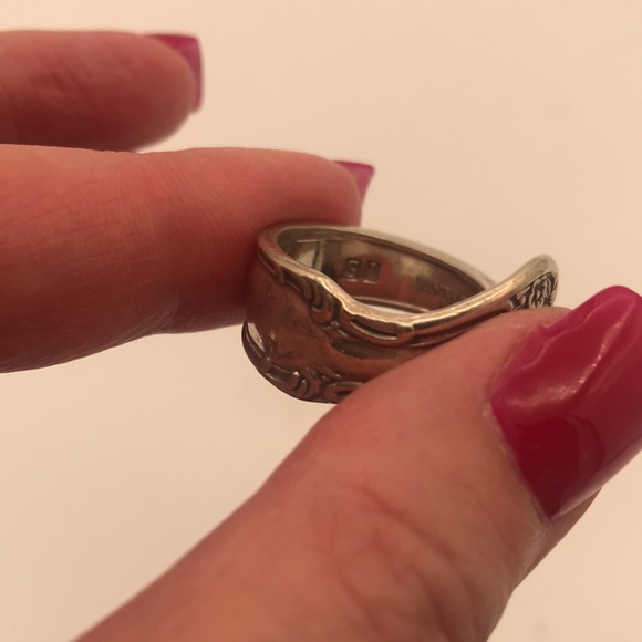Vintage 1970's Spoon Ring Size 8 w/ Floral Motif - Picture 4 of 6